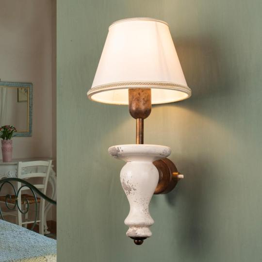 klasicka spalna lampa osvetlenie tienidlove citacia elegantne krehke provensalske nastenne svietidlo keramika sedliacky dom lampy lameridiana budapest.jpg